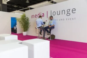 Media Lounge Gamescom Menschen am Arbeiten