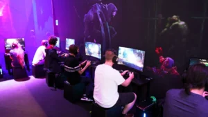 Besucher erfreuen sich an den Mandragora Gaming Stations
