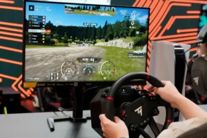 Thrustmaster mit Gran Turismo 7 auf der SimRacing Expo 2024
